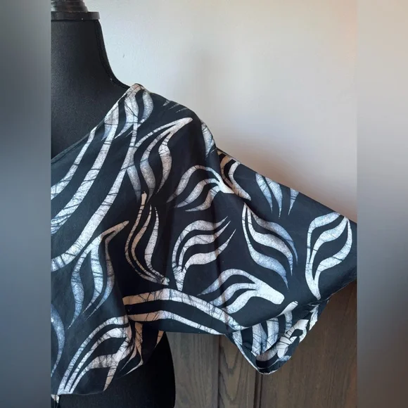 Black and White Women's Blouse adjustable waist island vibes - Picture 5 of 7